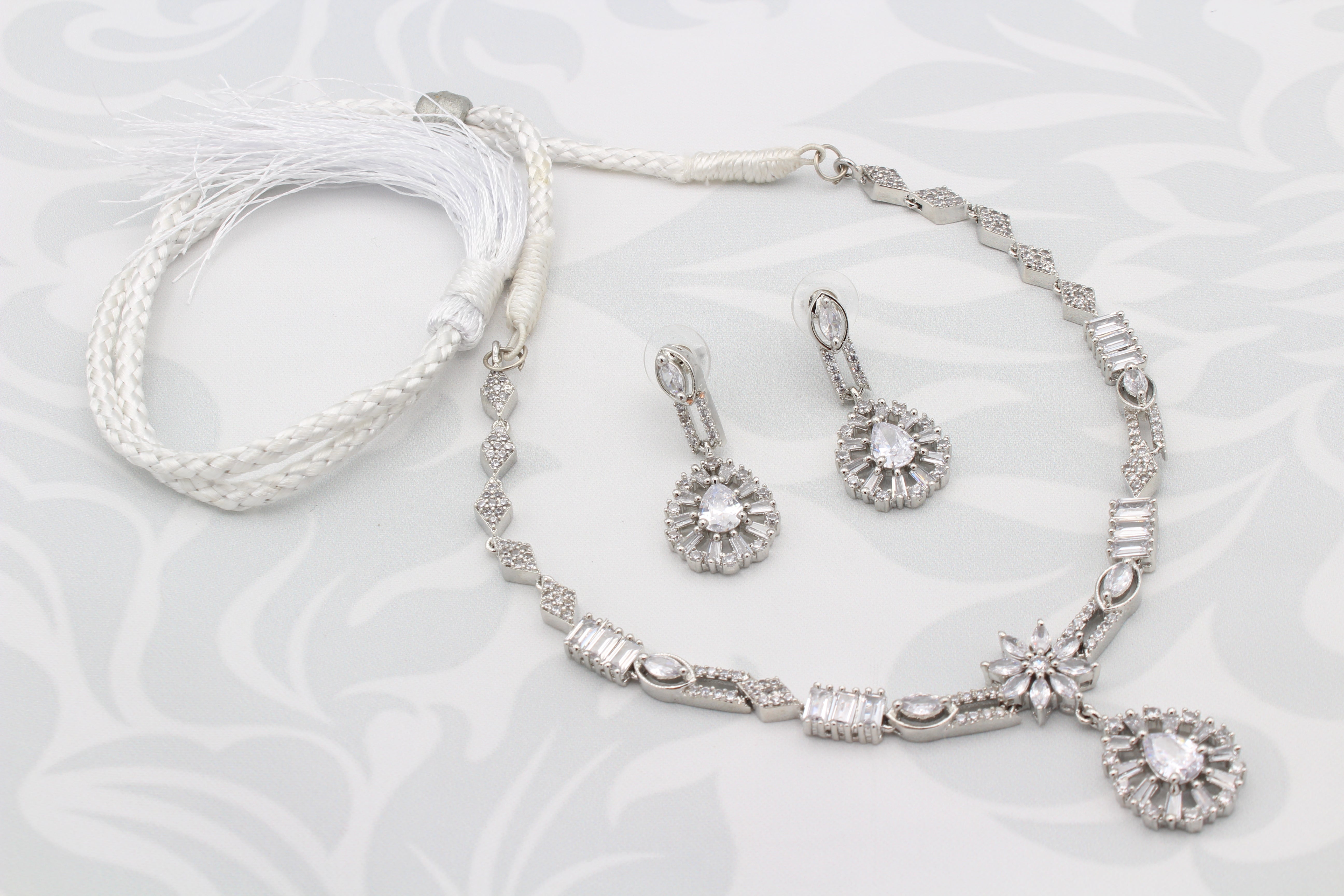 Frosted White AD Vine Necklace Set